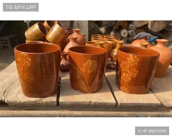 斯托克城红白陶器焕发新生，传统工艺引领现代家居新风尚