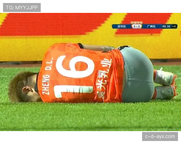 受伤倒地中断比赛时裁判如何正确判罚和恢复规则解读 受伤倒地中断比赛时裁判如何正确判罚和恢复规则解读